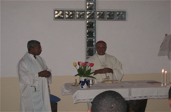 Monsignor Alfredo, vescovo di Mananjary,  celebra la messa nella cappella di Tsara Zaza
